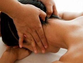 masaje de cuello para la osteocondrosis