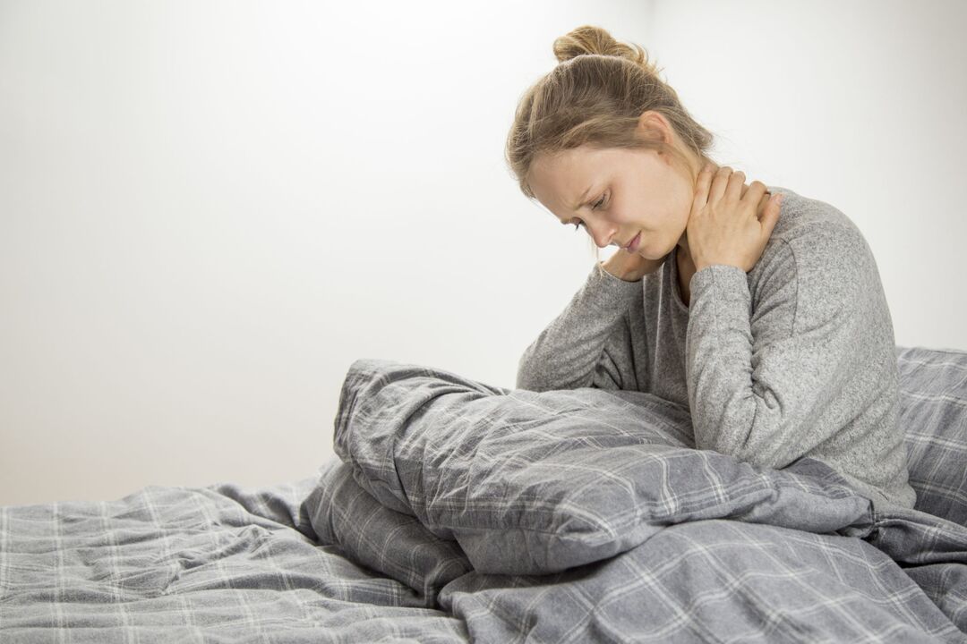 Mujer con síntomas de osteocondrosis cervical. 